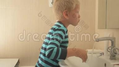 <strong>快乐</strong>男孩用<strong>肥</strong>皂洗手，在浴室刷牙。 孩子爱<strong>水</strong>和卫生程序.. <strong>水</strong>资源活动
